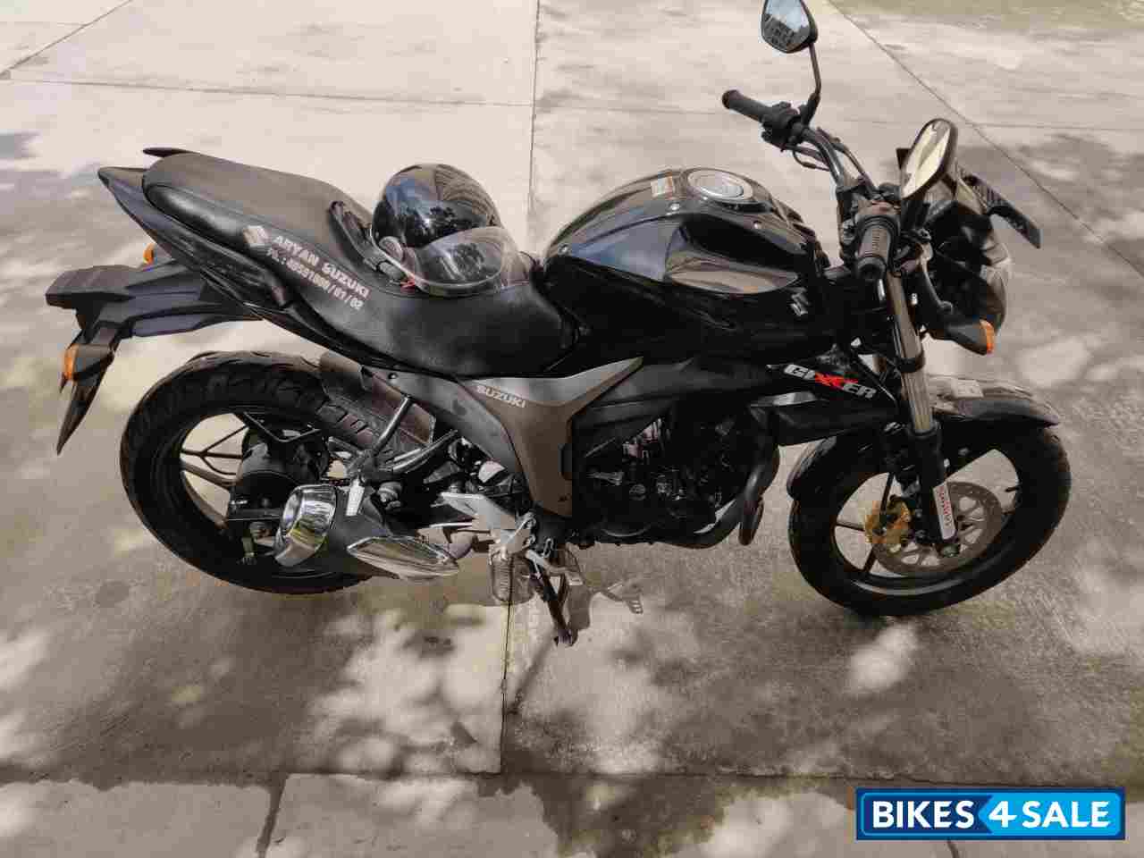 Black Suzuki Gixxer 150 Black Suzuki Gixxer 150