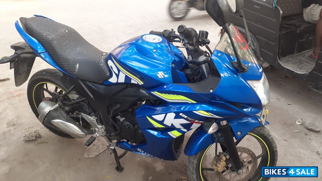 Blue Suzuki Gixxer SF