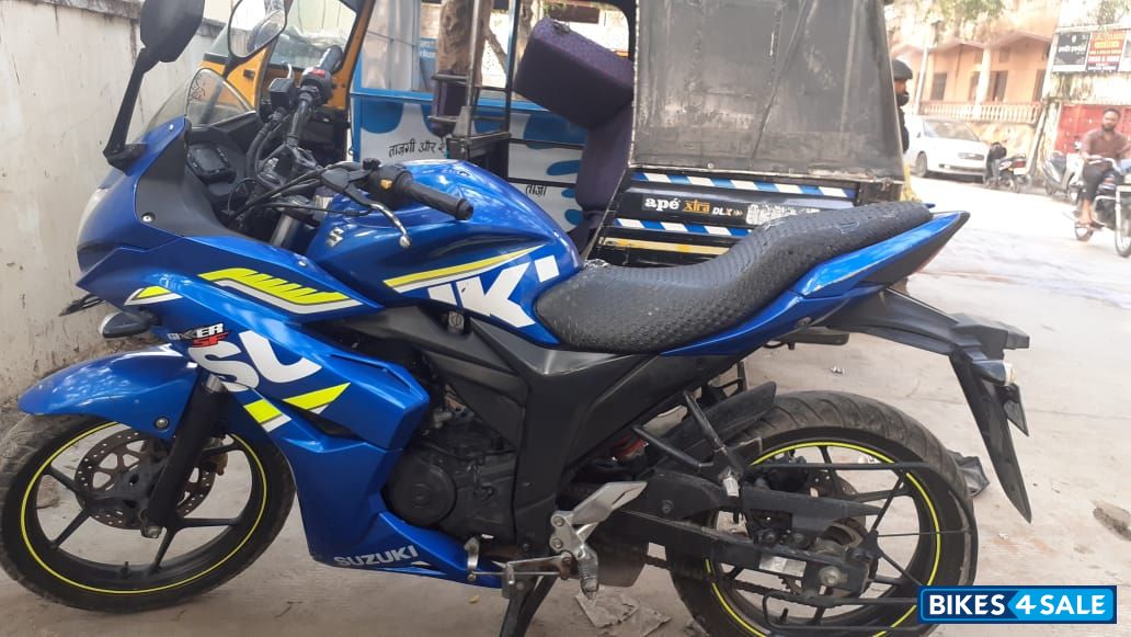 Blue Suzuki Gixxer SF