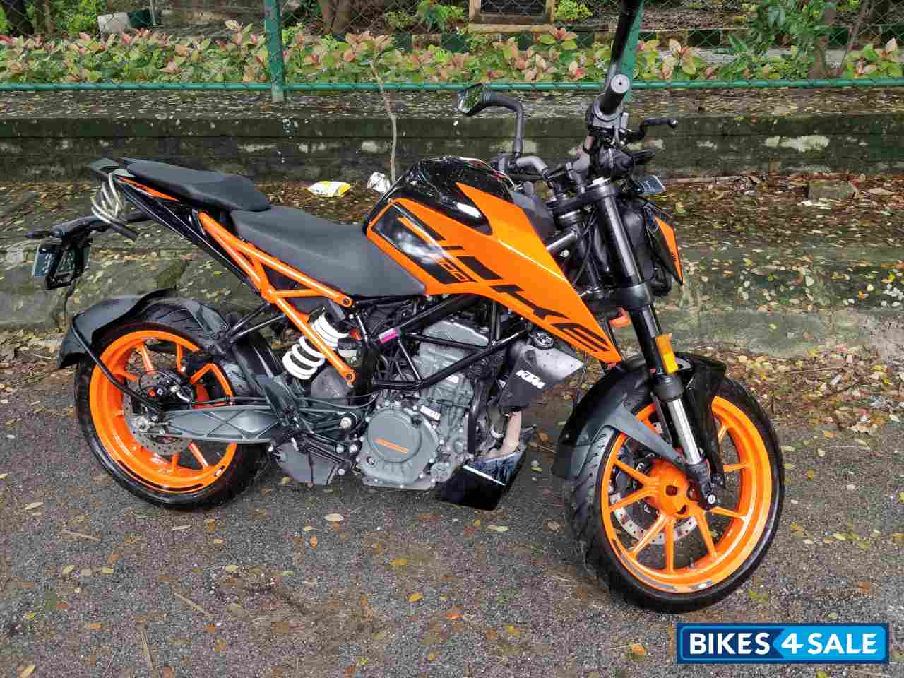 Orange KTM Duke 200 ABS
