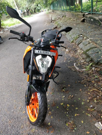 Orange KTM Duke 200 ABS