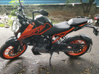 Orange KTM Duke 200 ABS