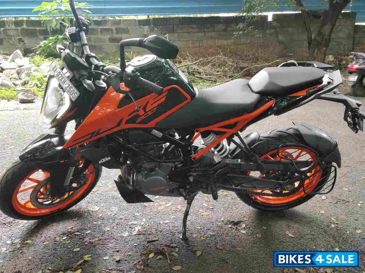 Orange KTM Duke 200 ABS