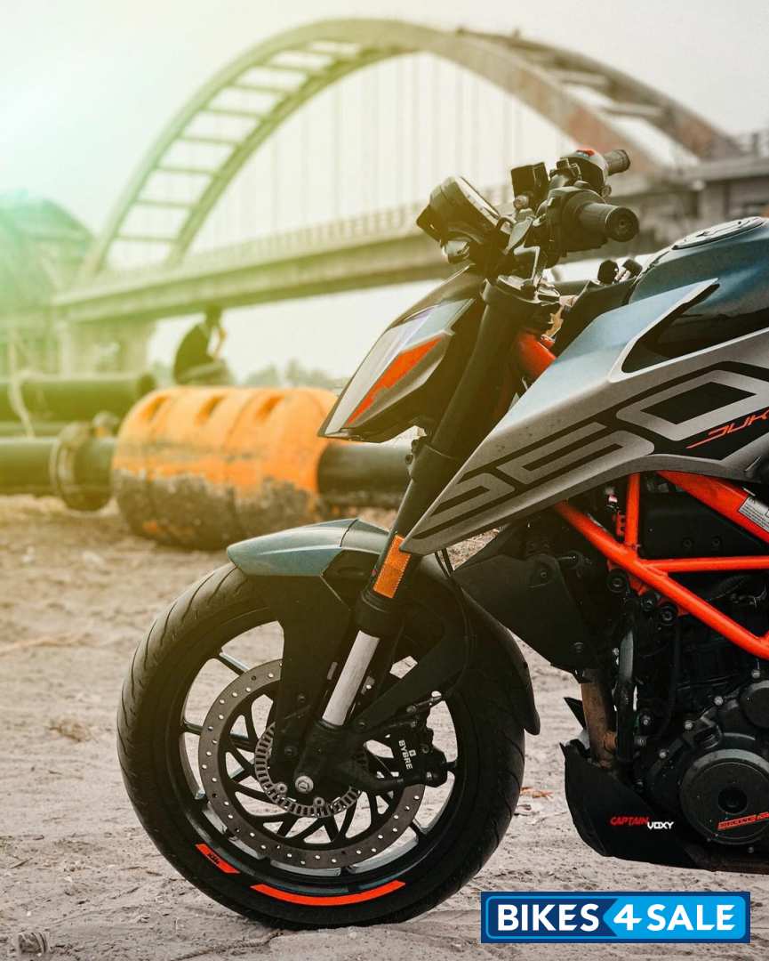 Silver Metallic KTM Duke 250 2020