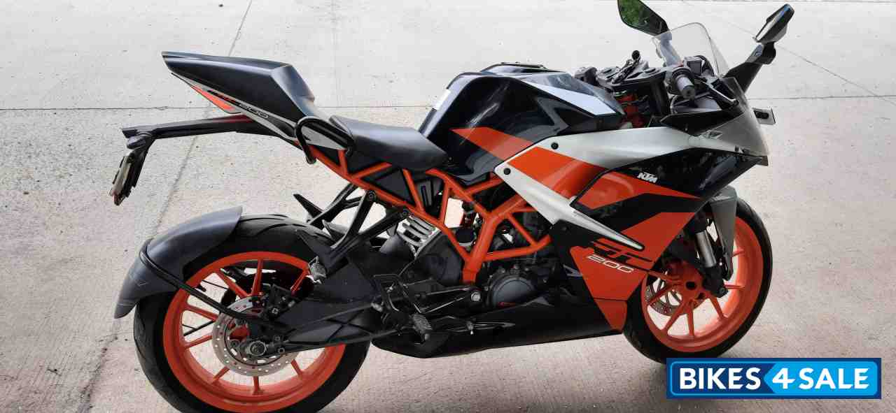 Black KTM RC 200