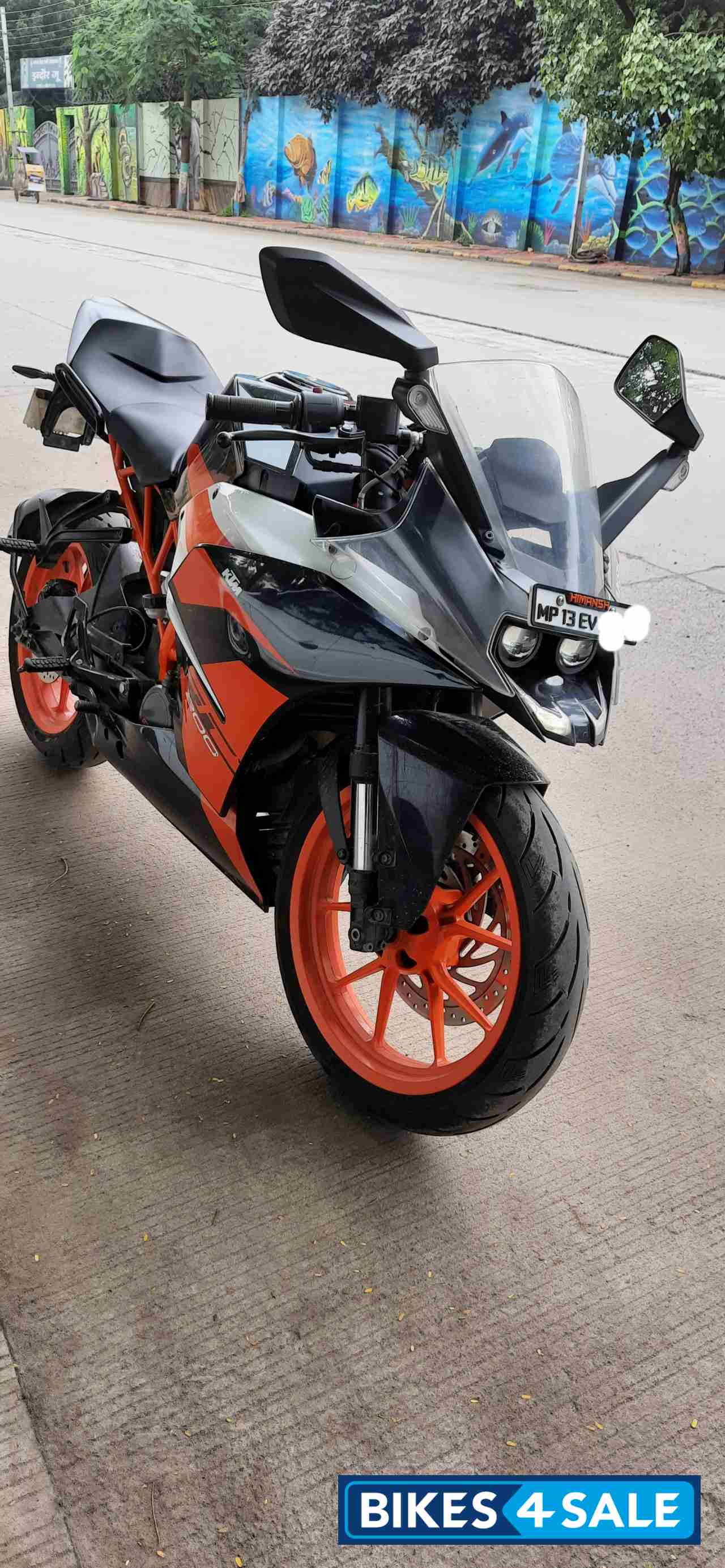 Black KTM RC 200