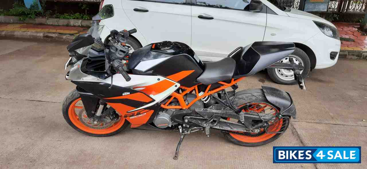 Black KTM RC 200