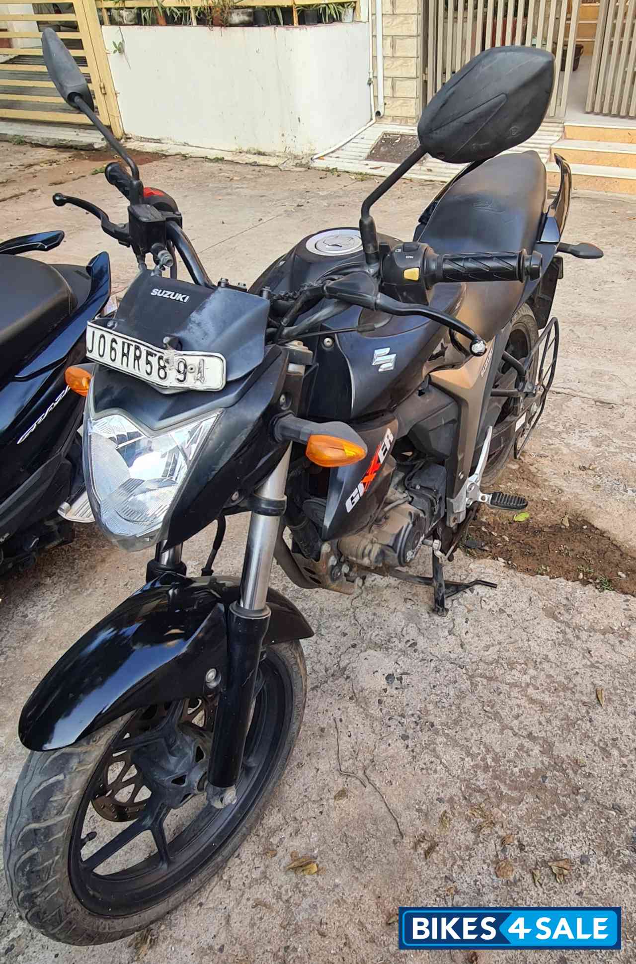 Black Suzuki Gixxer 150