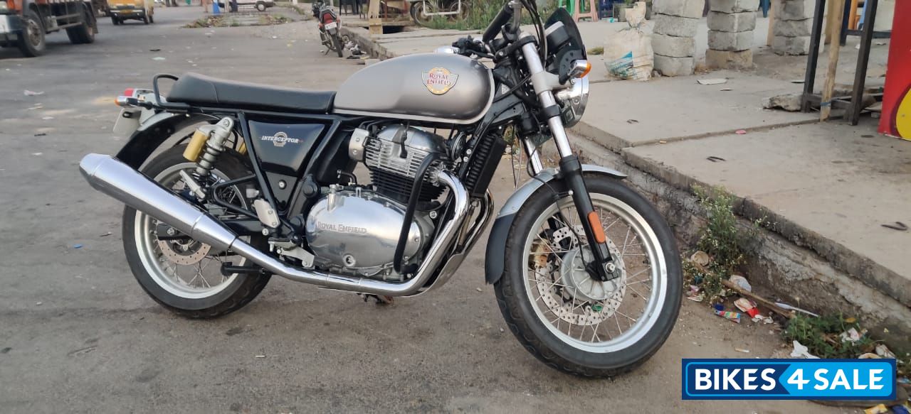 Silver Royal Enfield Interceptor 650 Twin Silver Royal Enfield Interceptor 650 Twin