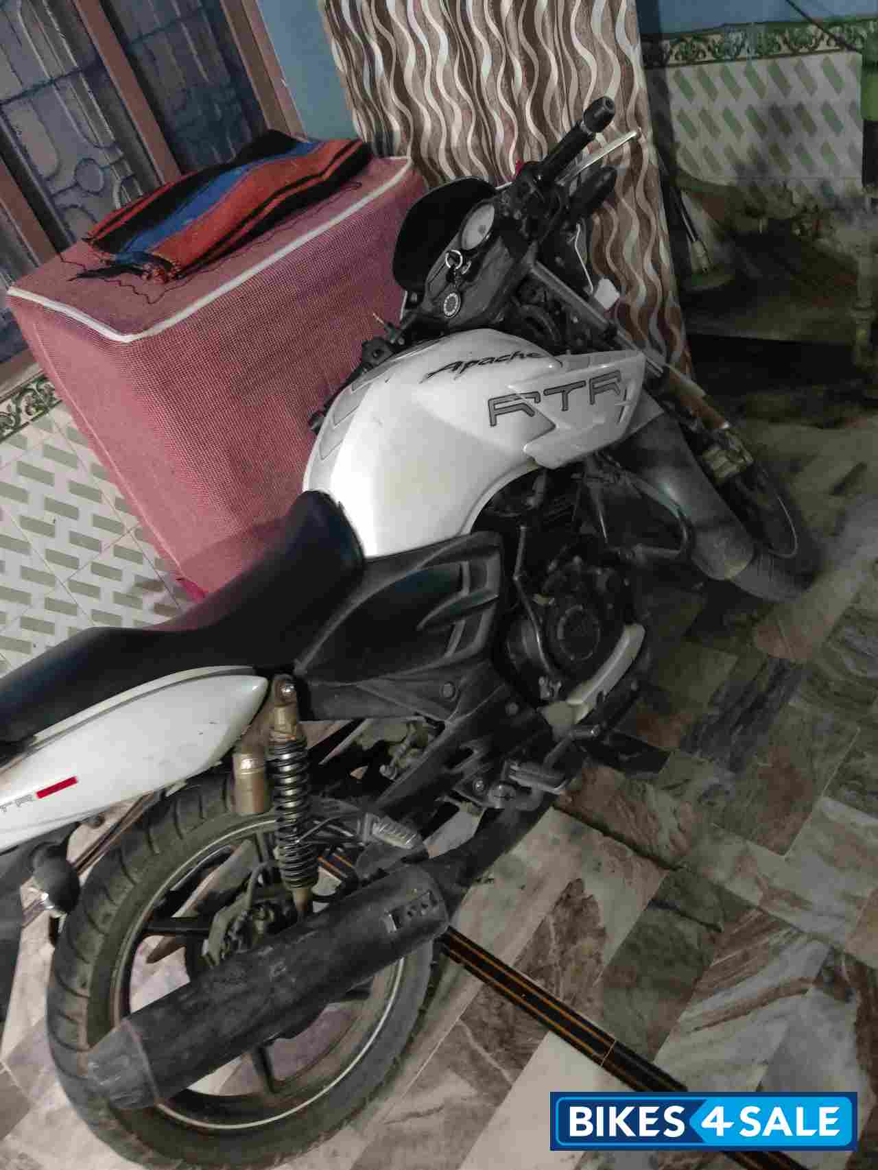White TVS Apache RTR 180