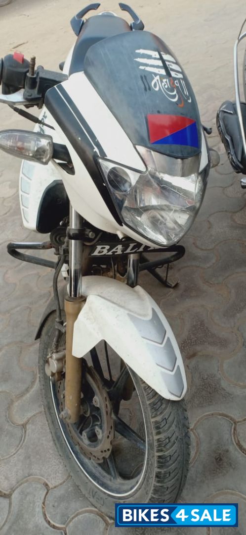 White TVS Apache RTR 180
