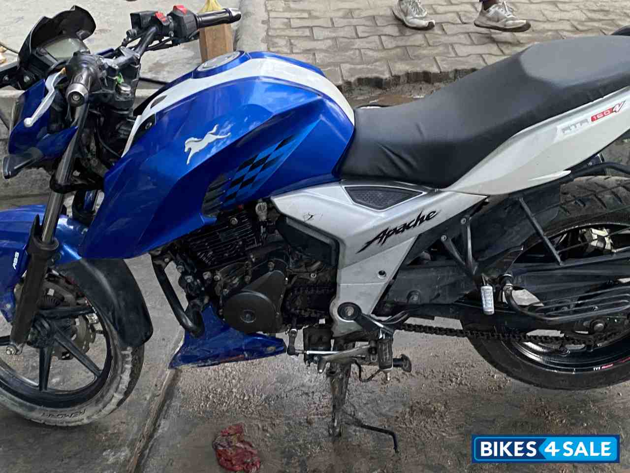 Blue TVS Apache RTR 160 4V