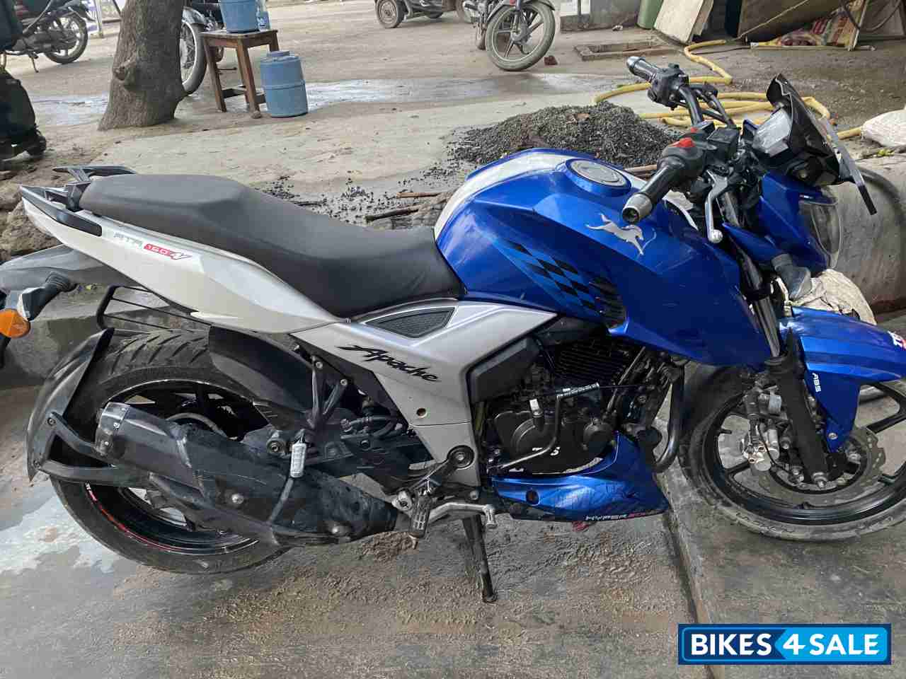Blue TVS Apache RTR 160 4V