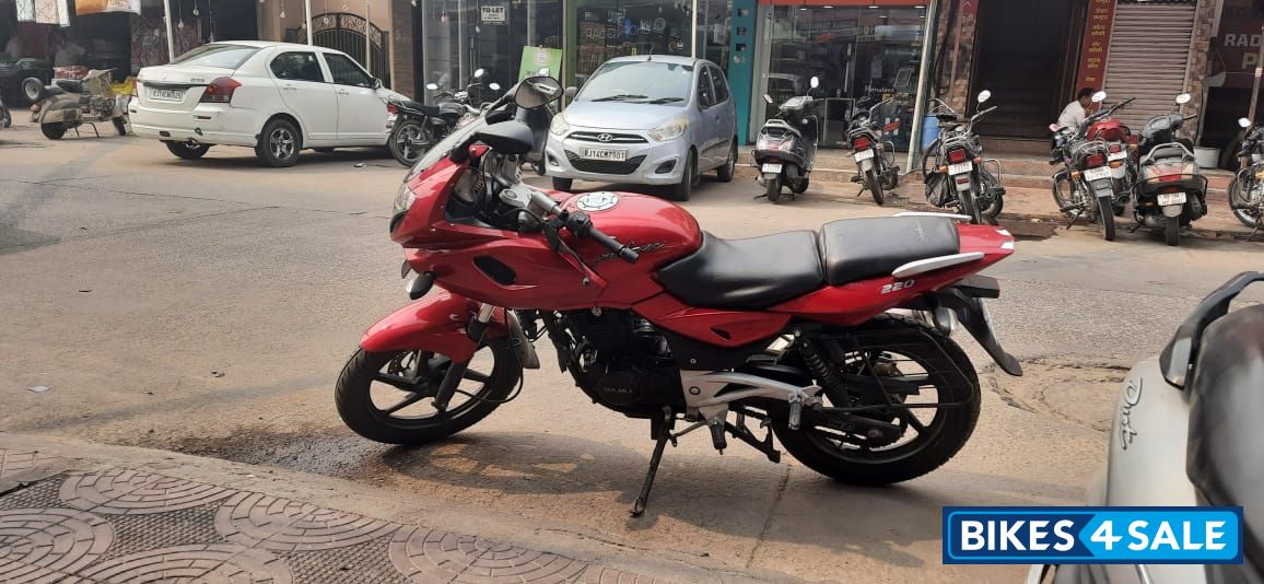 Red Bajaj Pulsar 220 DTSi