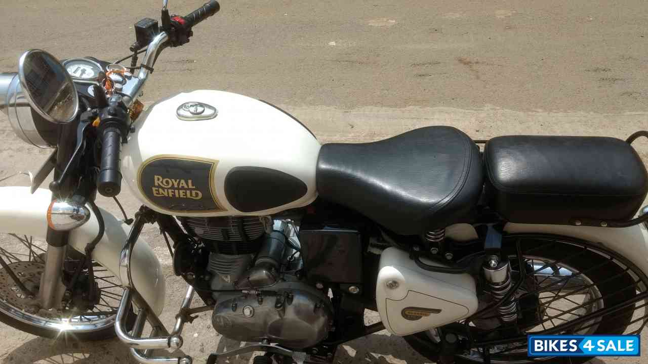 White Royal Enfield Classic 350