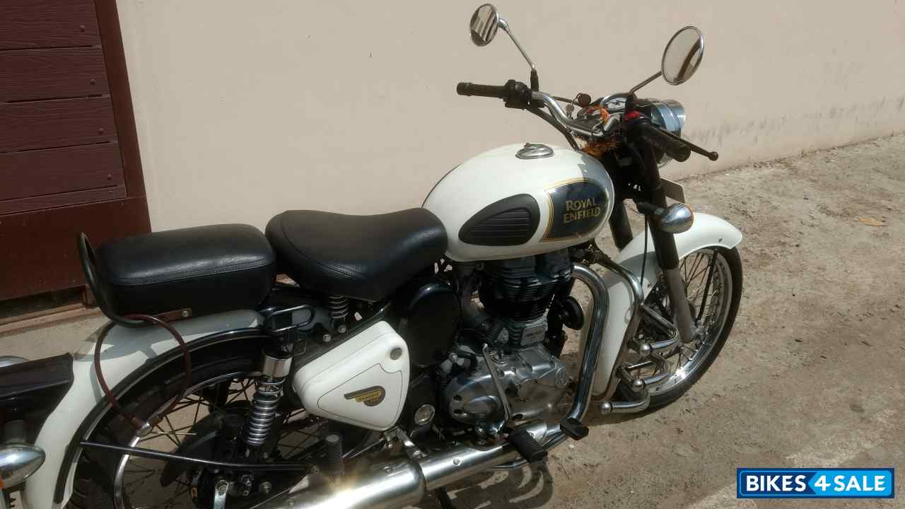 White Royal Enfield Classic 350 White Royal Enfield Classic 350