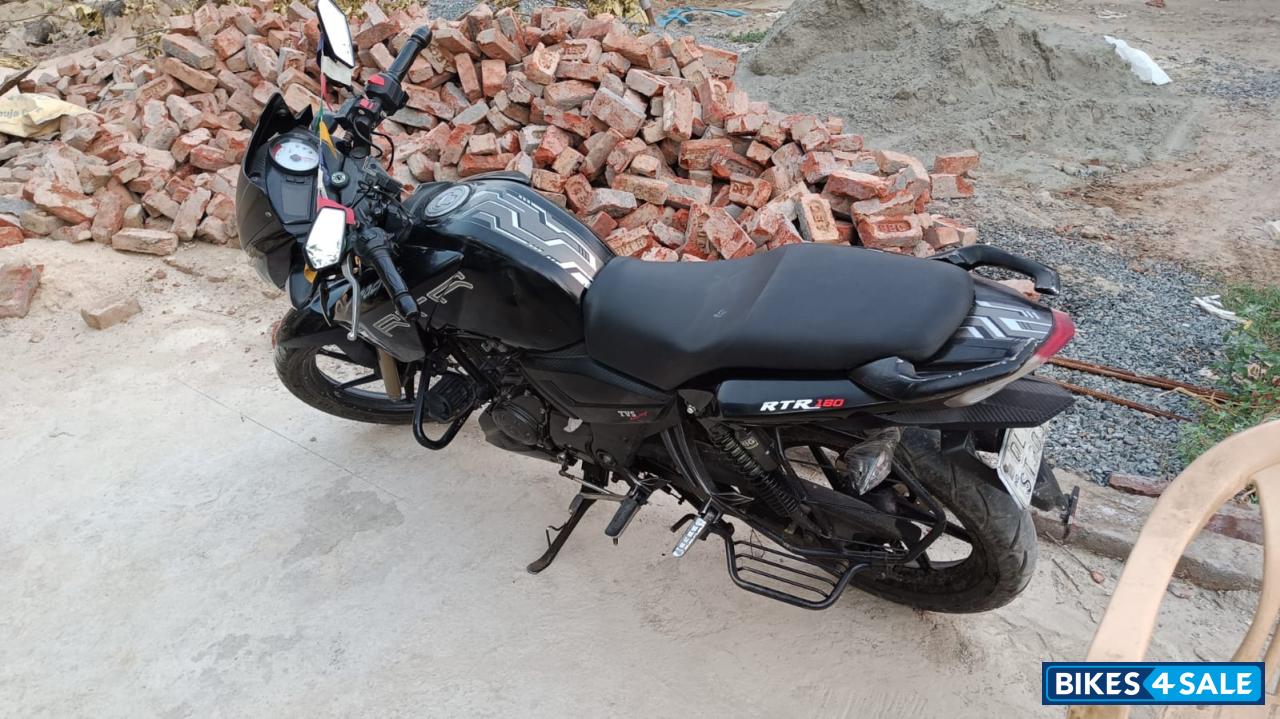 Black TVS Apache RTR 180