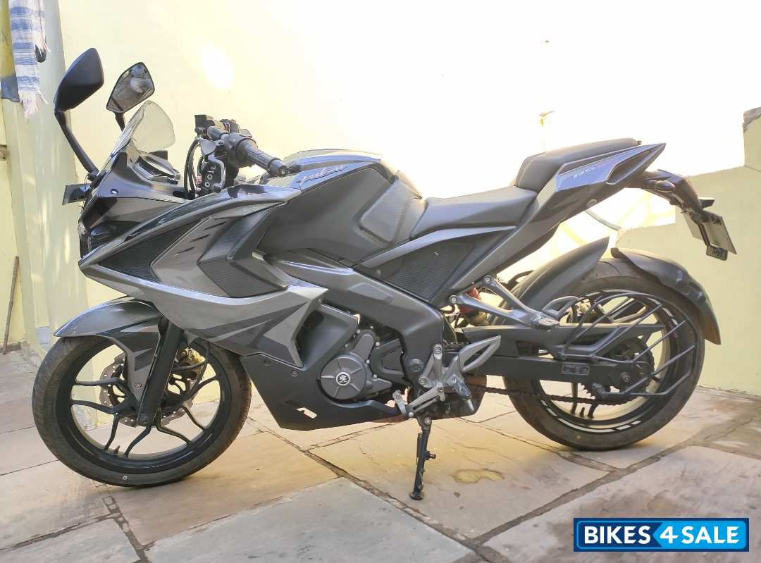 Black Bajaj Pulsar RS 200