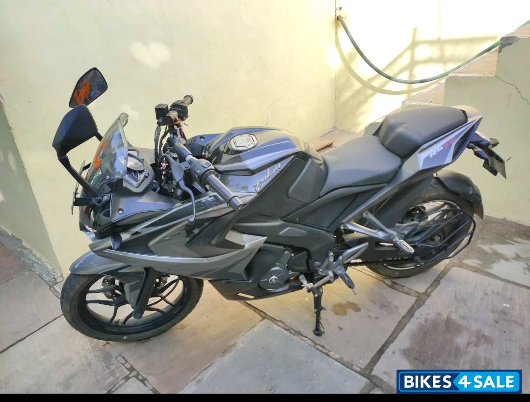 Black Bajaj Pulsar RS 200