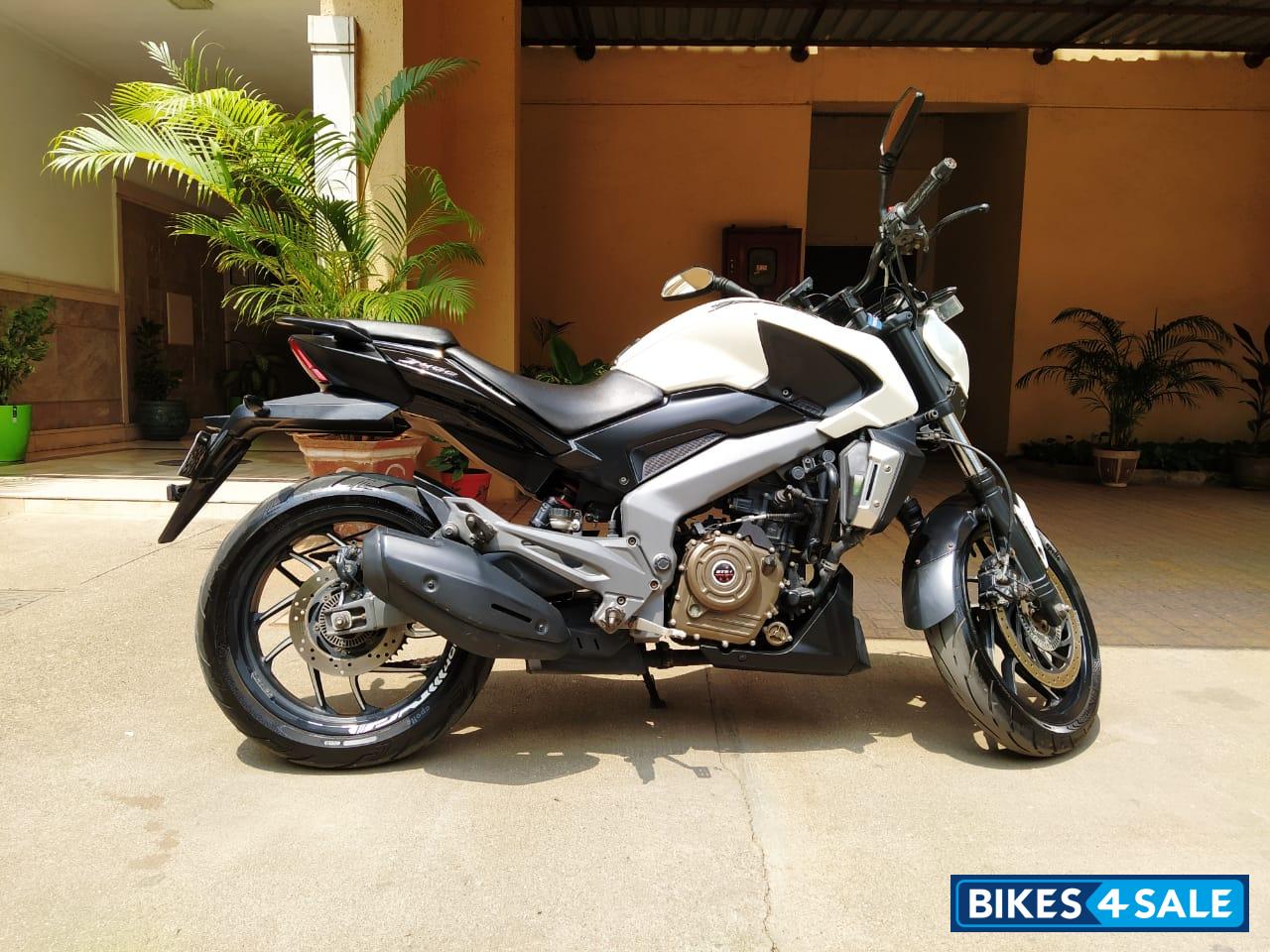 Moon White Bajaj Dominar 400