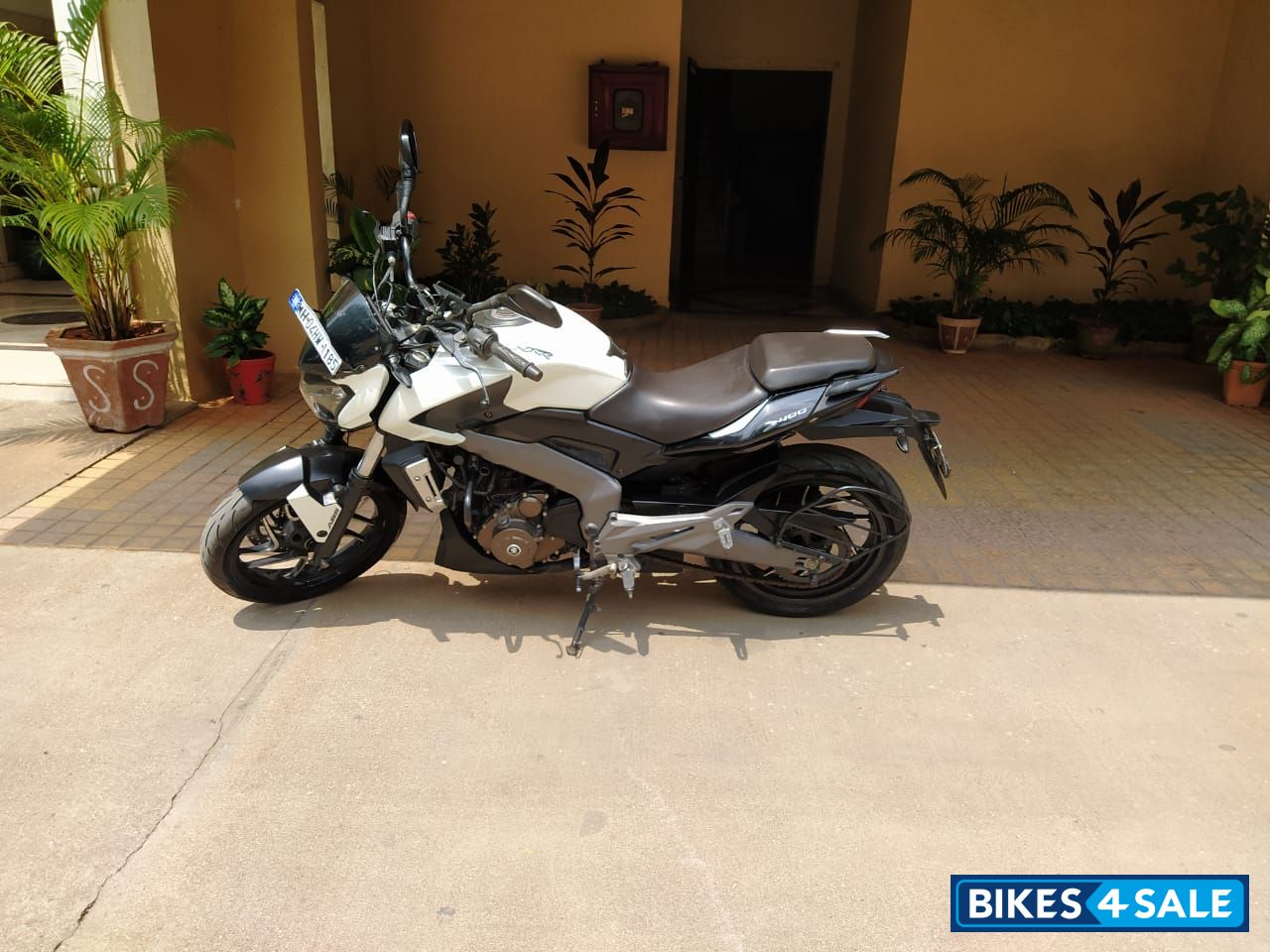 Moon White Bajaj Dominar 400