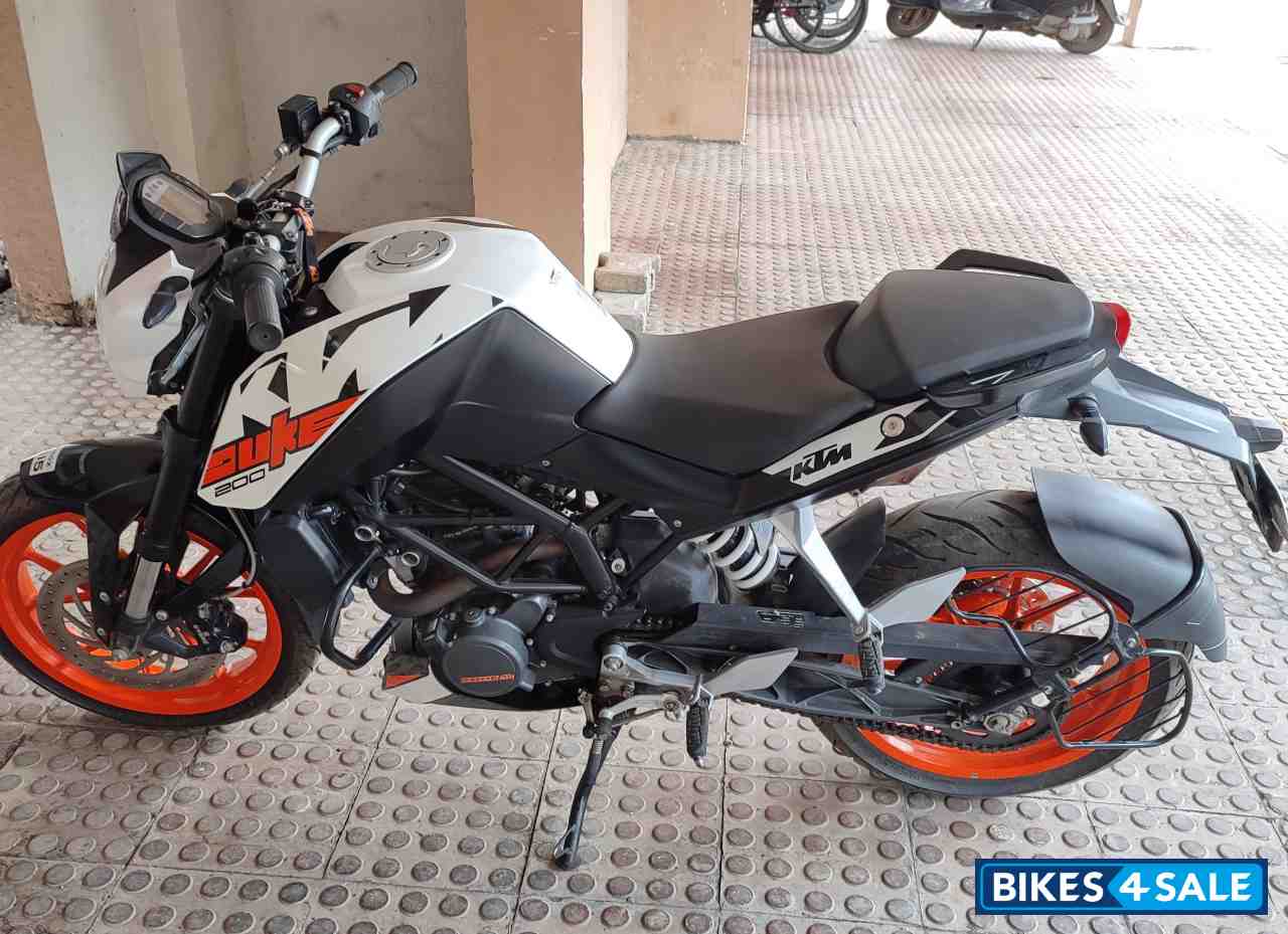 White KTM Duke 200 White KTM Duke 200