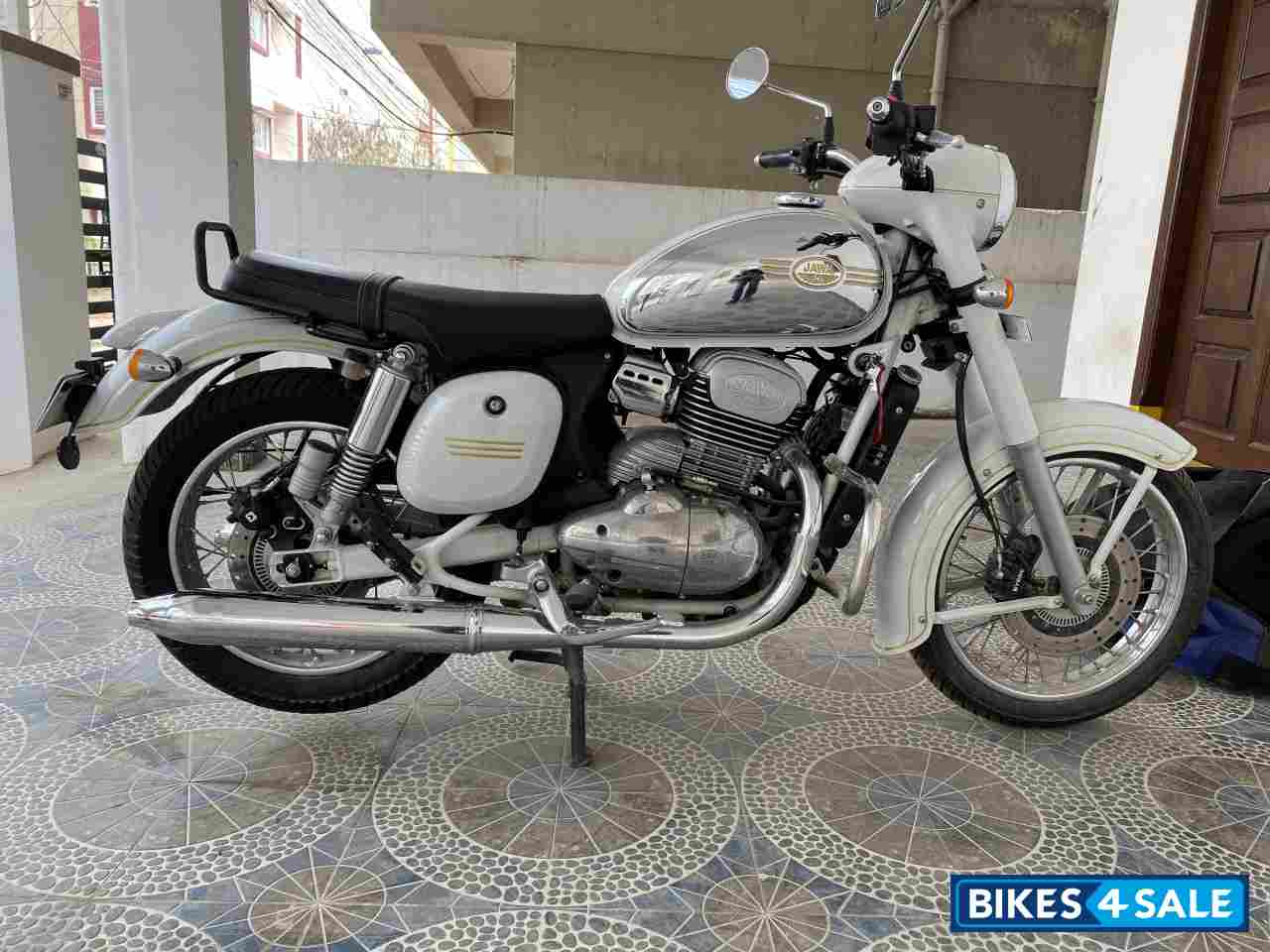 White Jawa 42 Dual Channel ABS Sirius White