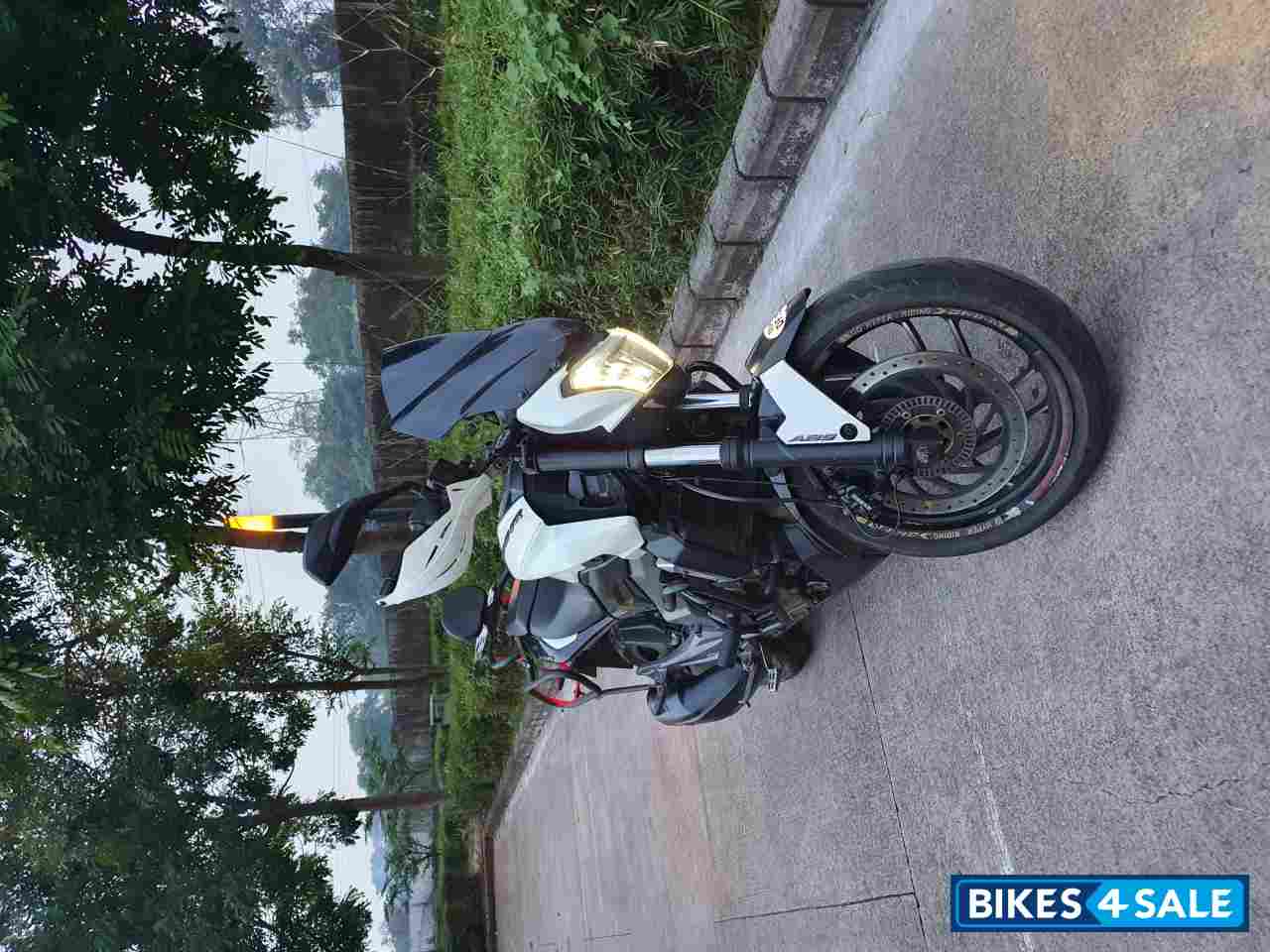 Moon White Bajaj Dominar 400