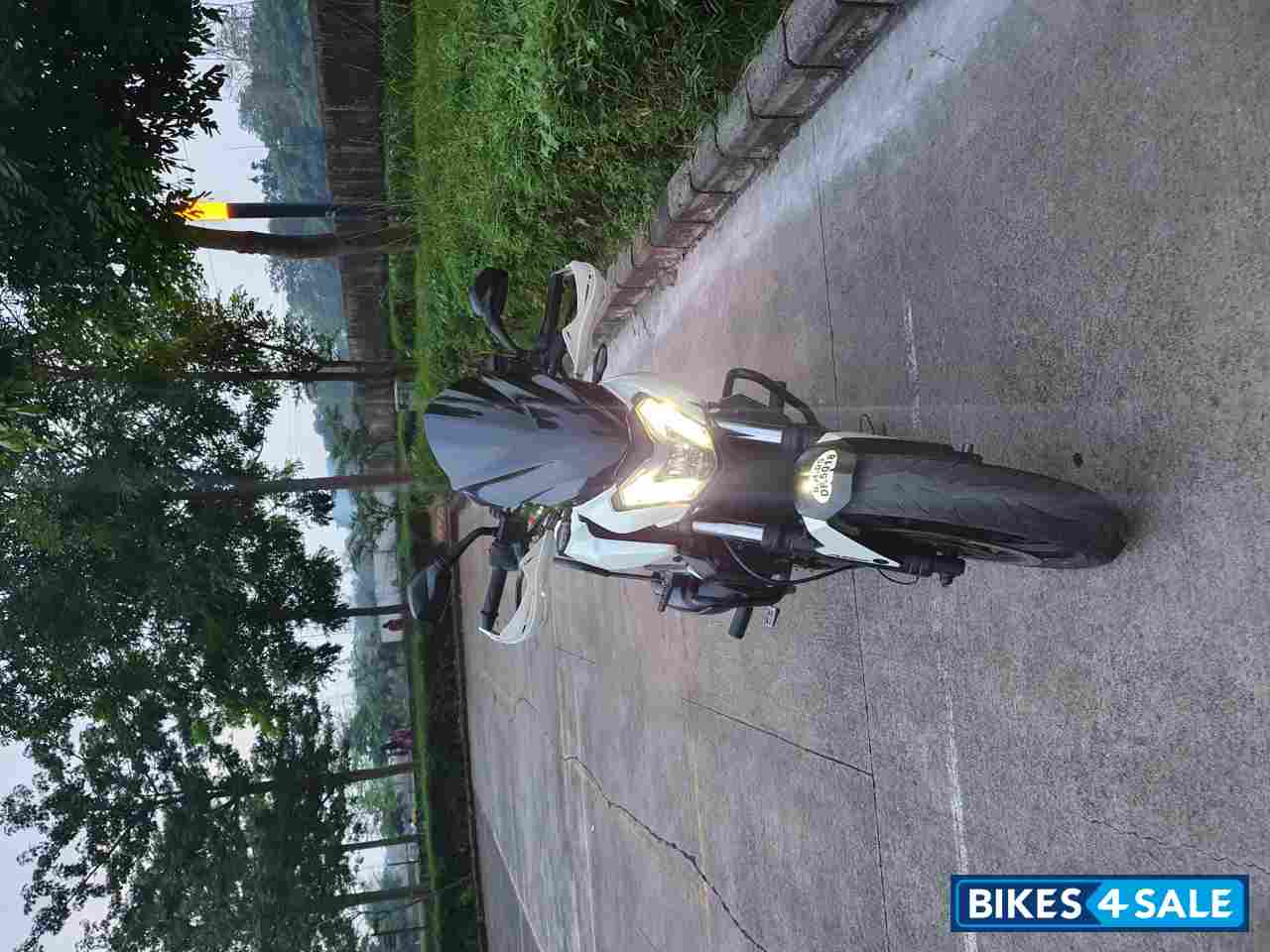 Moon White Bajaj Dominar 400