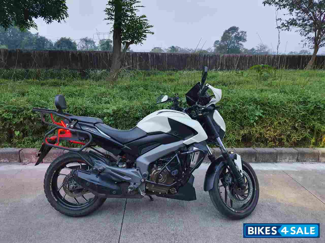 Moon White Bajaj Dominar 400