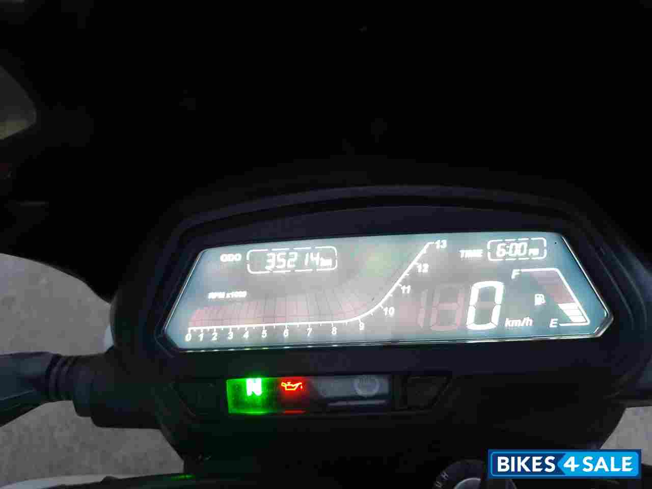 Moon White Bajaj Dominar 400