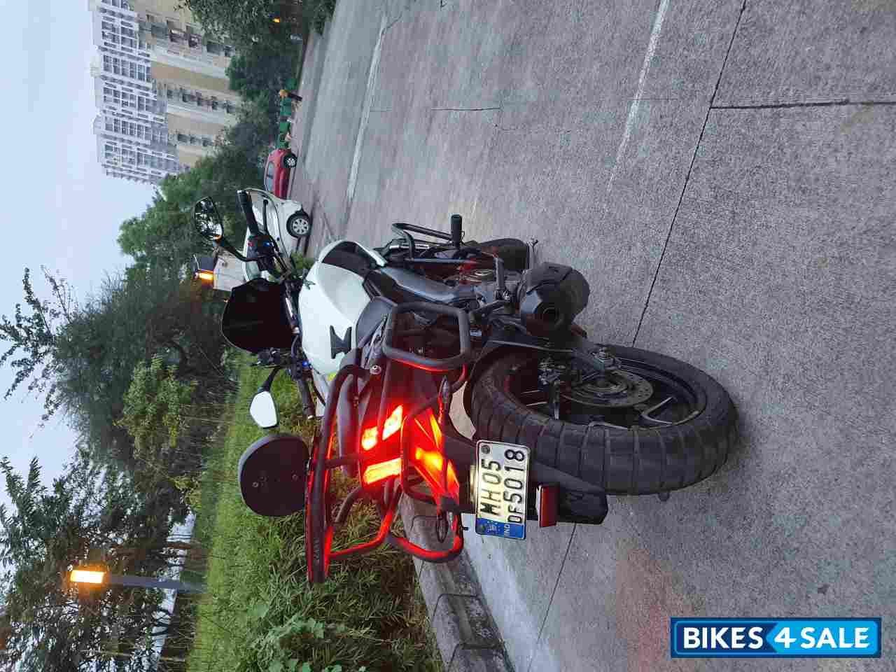 Moon White Bajaj Dominar 400
