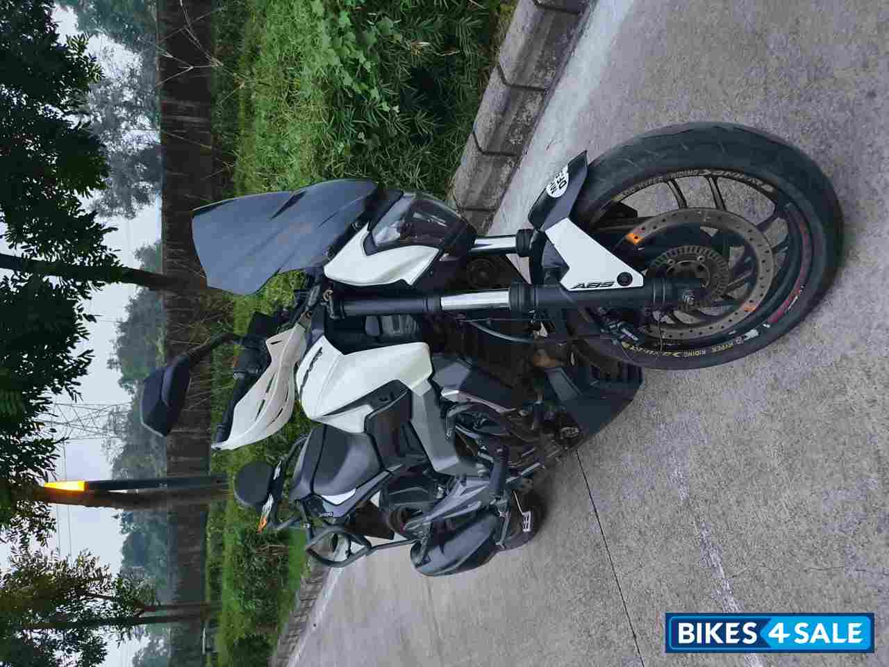 Moon White Bajaj Dominar 400