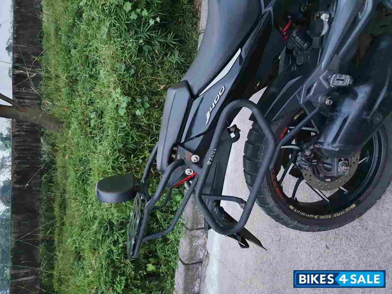 Moon White Bajaj Dominar 400