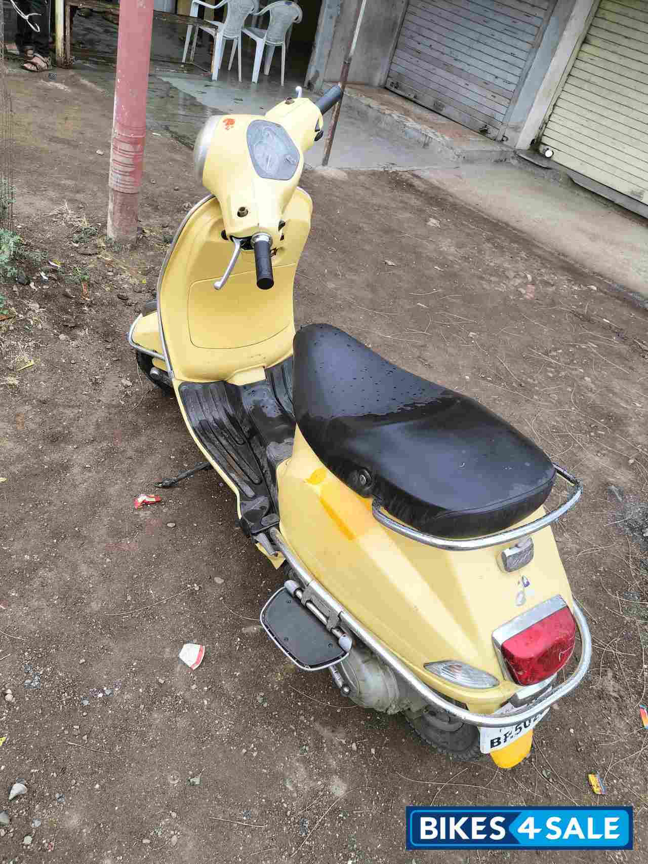 Yellow Vespa LX 125