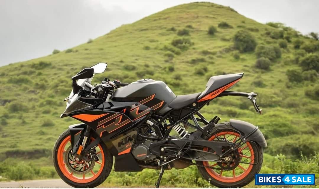 Black KTM RC 200