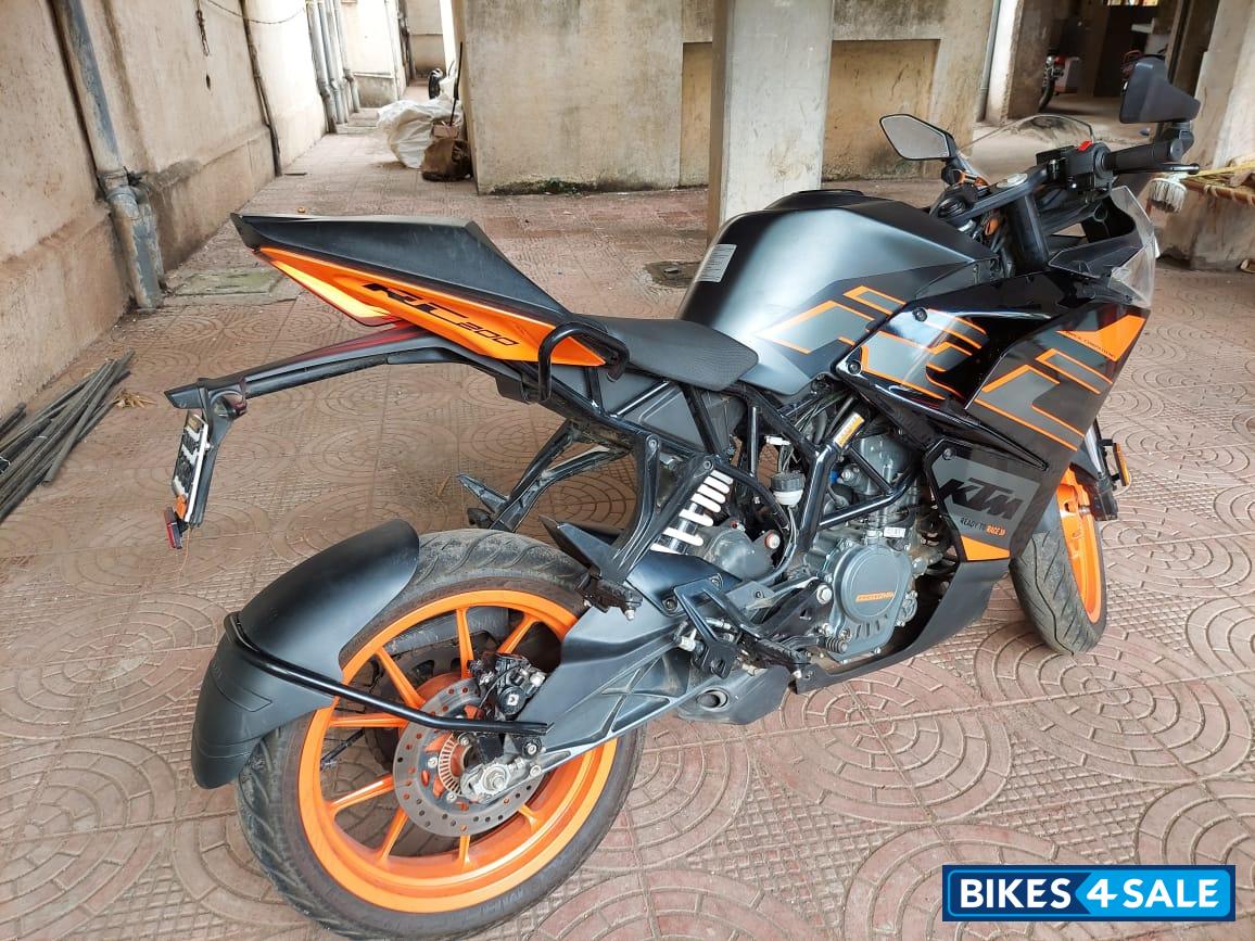 Black KTM RC 200