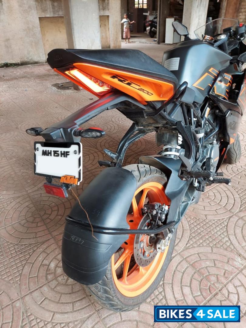 Black KTM RC 200