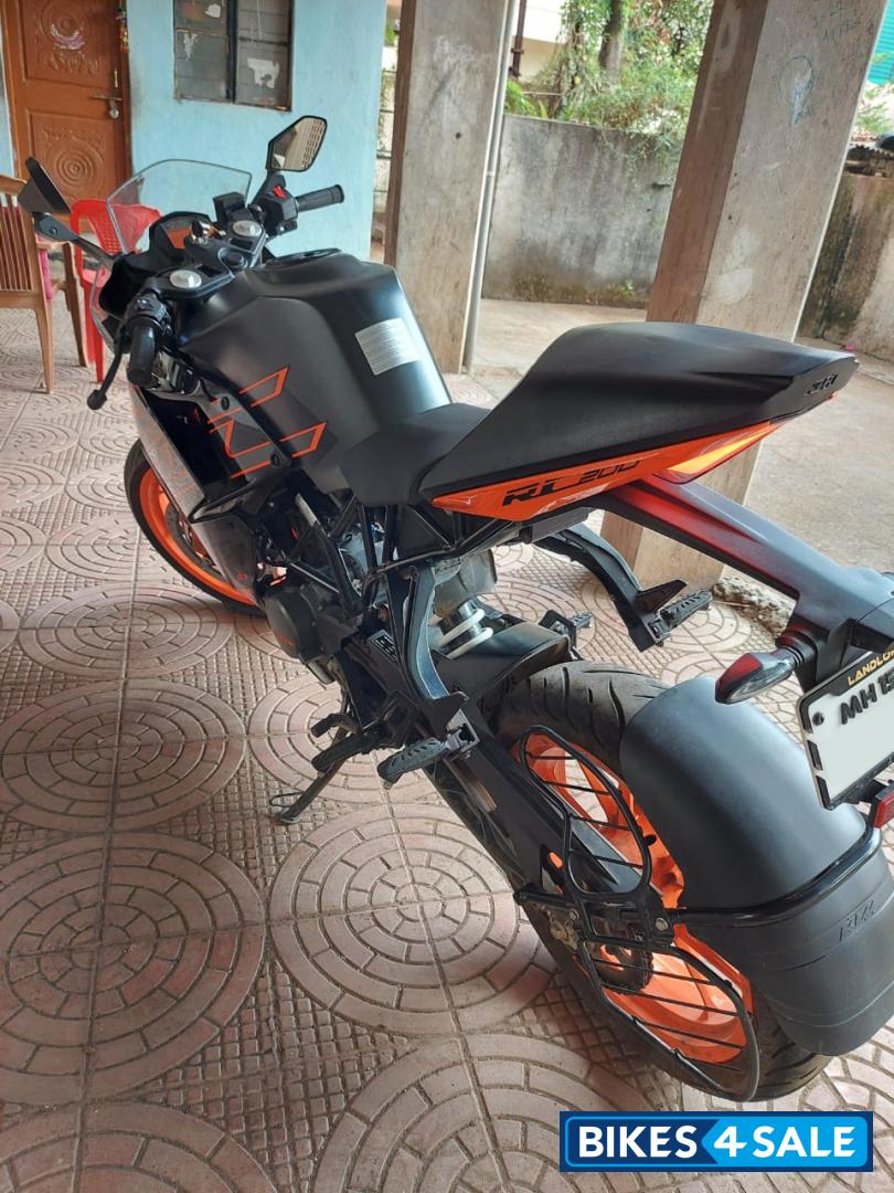 Black KTM RC 200