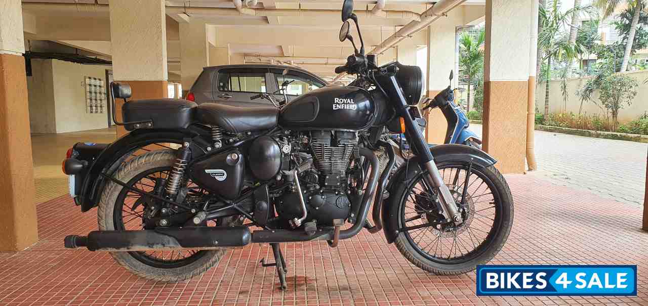 Black Royal Enfield Classic Stealth Black