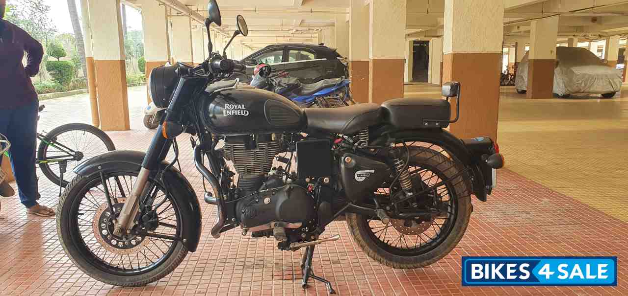 Black Royal Enfield Classic Stealth Black
