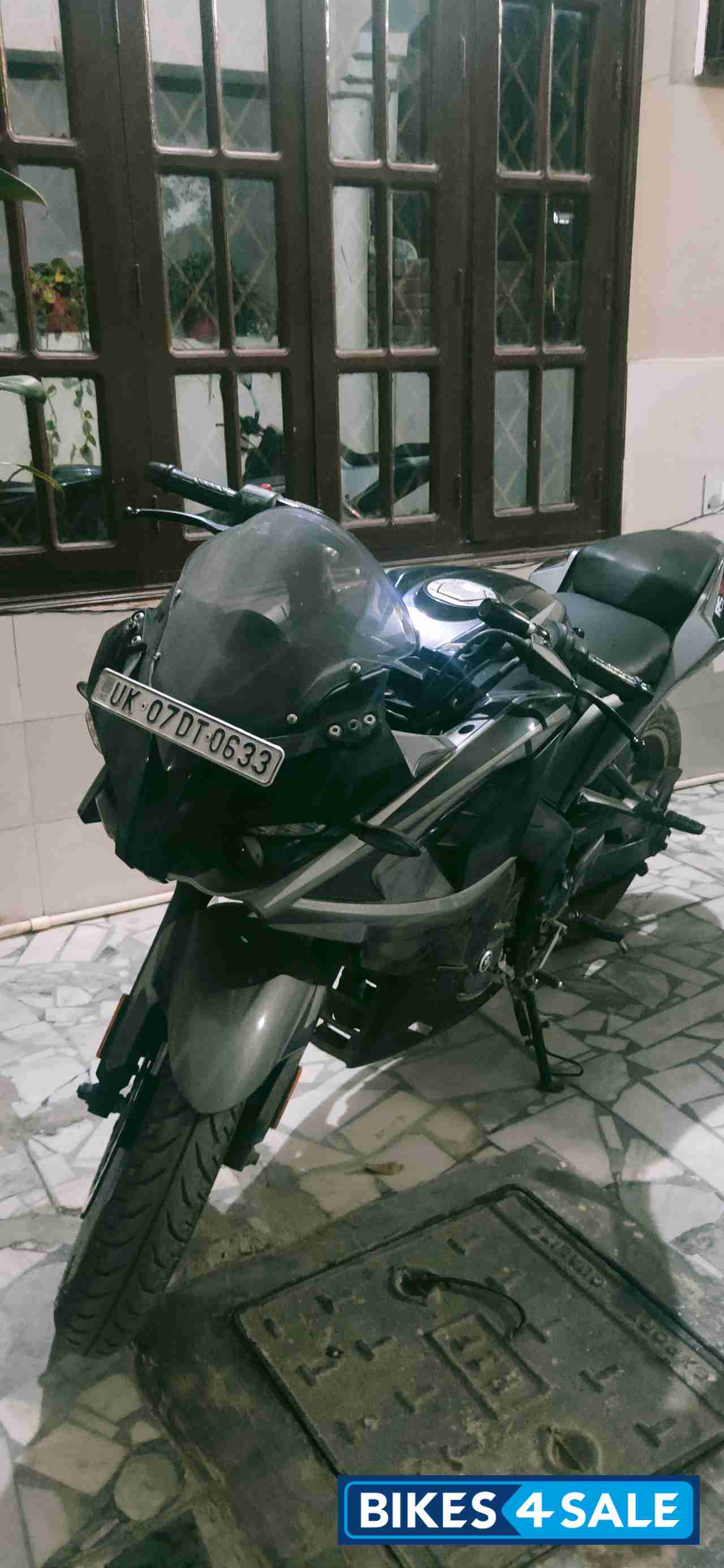 Black Bajaj Pulsar RS 200 BS6 Black Bajaj Pulsar RS 200 BS6