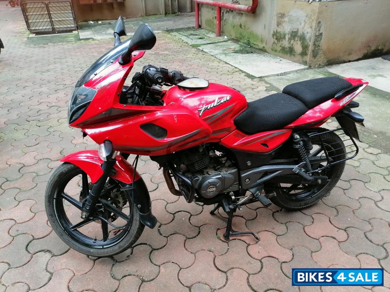 Red Bajaj Pulsar 220 DTSFi