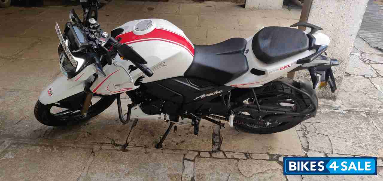Pearl White TVS Apache RTR 200 Fi 4V Race Edition 2.0