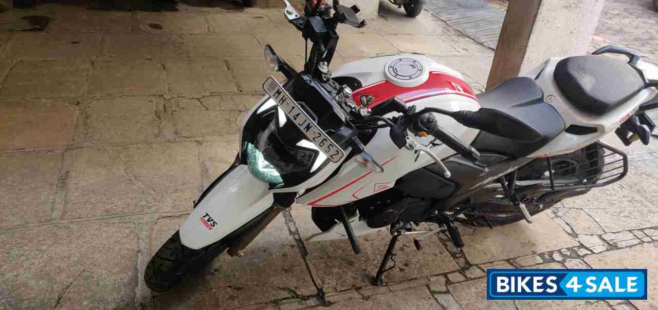 Pearl White TVS Apache RTR 200 Fi 4V Race Edition 2.0