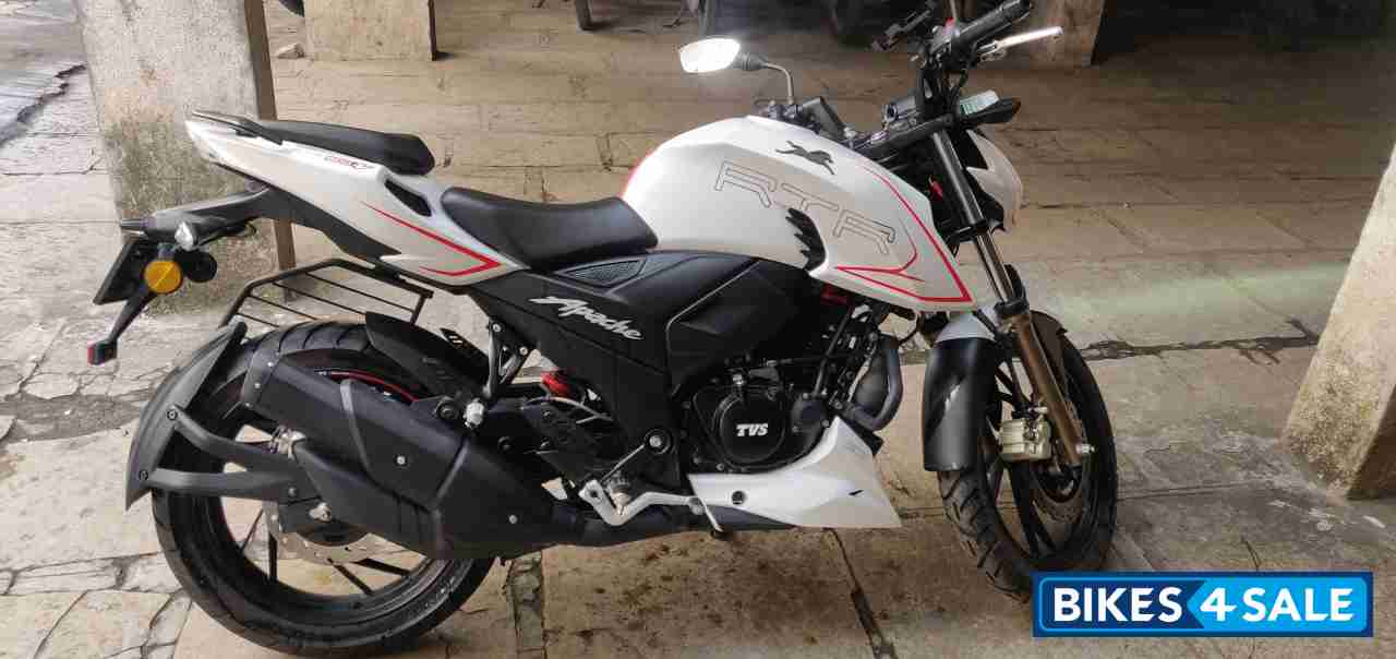 Pearl White TVS Apache RTR 200 Fi 4V Race Edition 2.0