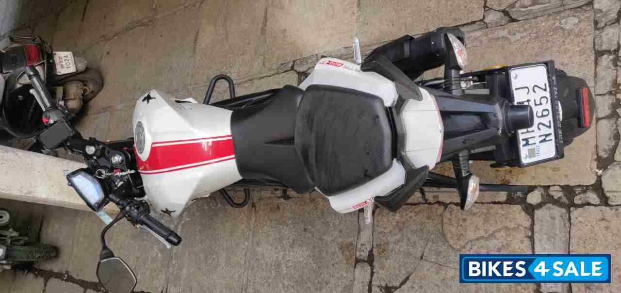 Pearl White TVS Apache RTR 200 Fi 4V Race Edition 2.0