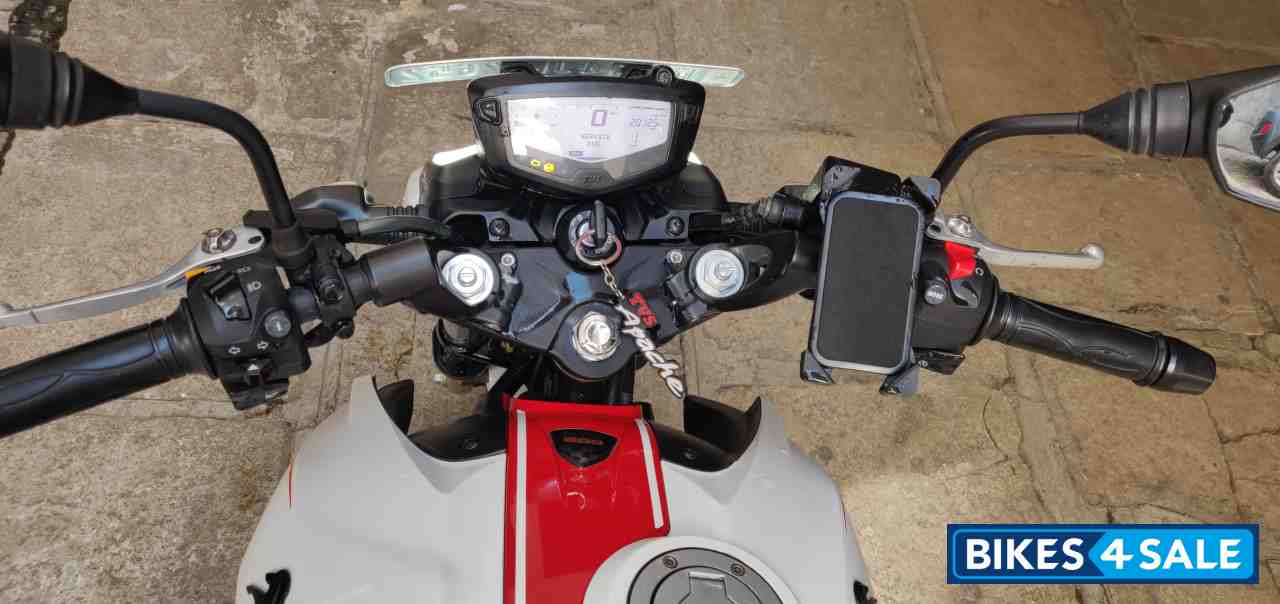 Pearl White TVS Apache RTR 200 Fi 4V Race Edition 2.0