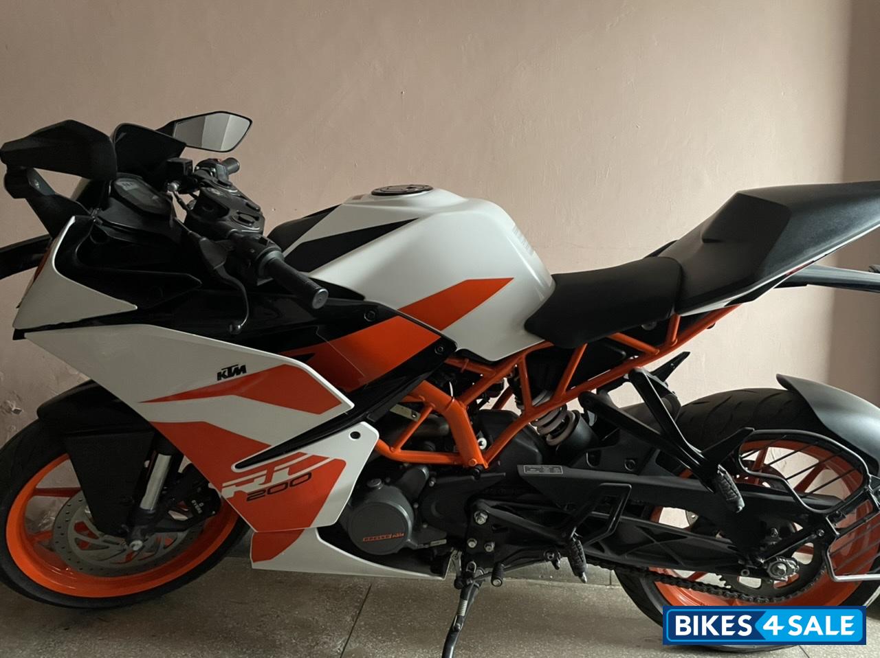 White&orange KTM RC 200