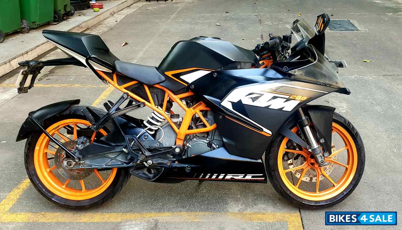 Black KTM RC 200